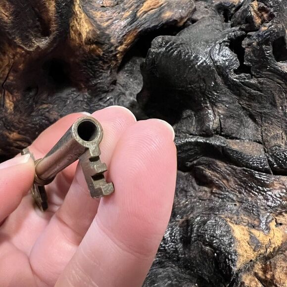 Vintage Eastlake Skeleton Key 2.99 Cabinet Bureau Brass Open Barrel Ornate - Picture 4 of 4